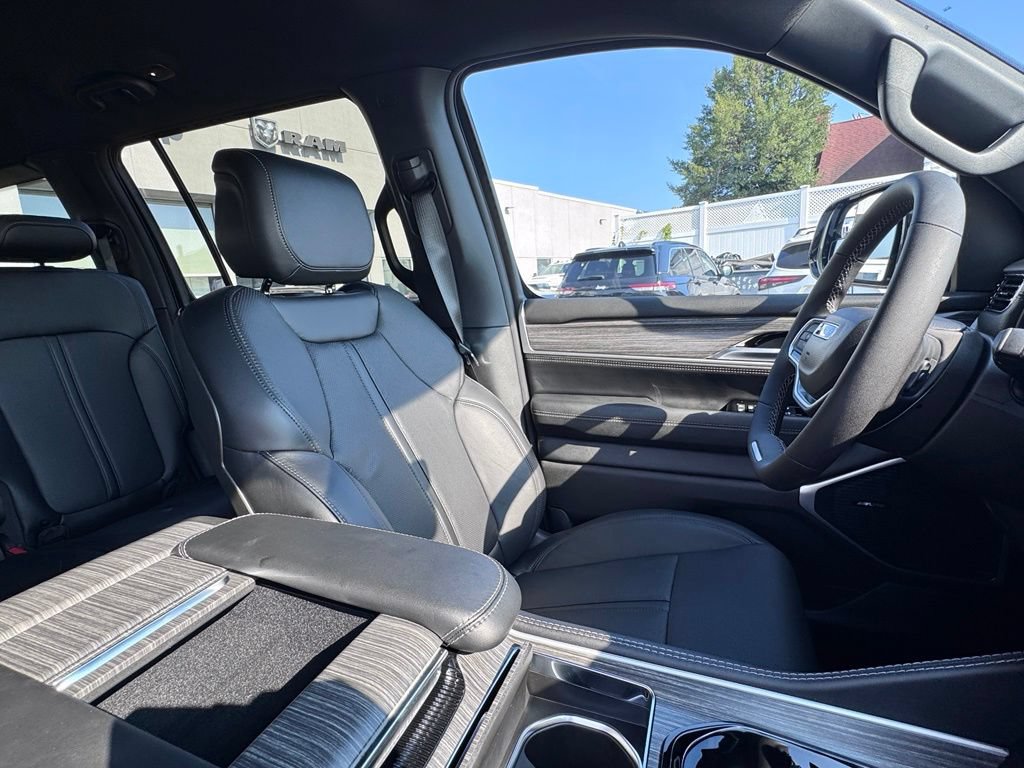 Used 2024 Jeep Wagoneer L Series II w/ Flexible Seating Group RWD image 20