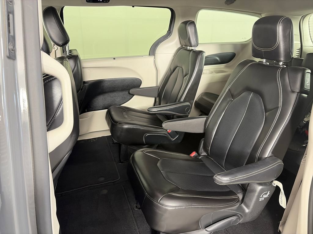 Used 2023 Chrysler Pacifica Touring-L FWD image 12