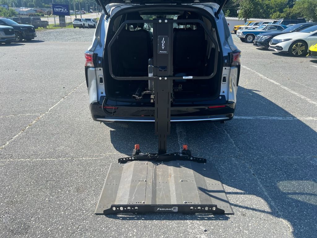 Used 2021 Toyota Sienna Platinum image 33