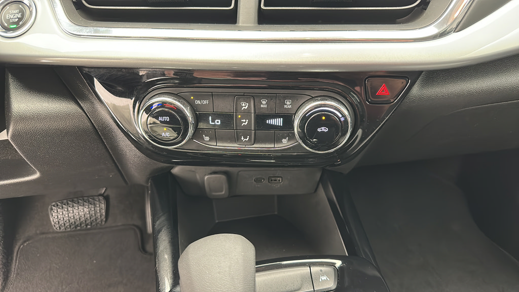 Used 2025 Chevrolet Trax LT w/ LT Convenience Package FWD image 18