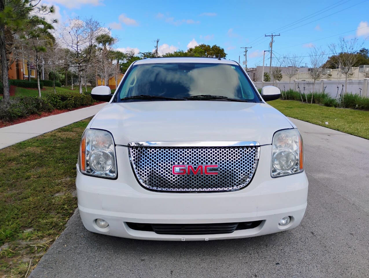 Used 2010 GMC Yukon XL SLT w/ SLT-2 Equipment Package image 3