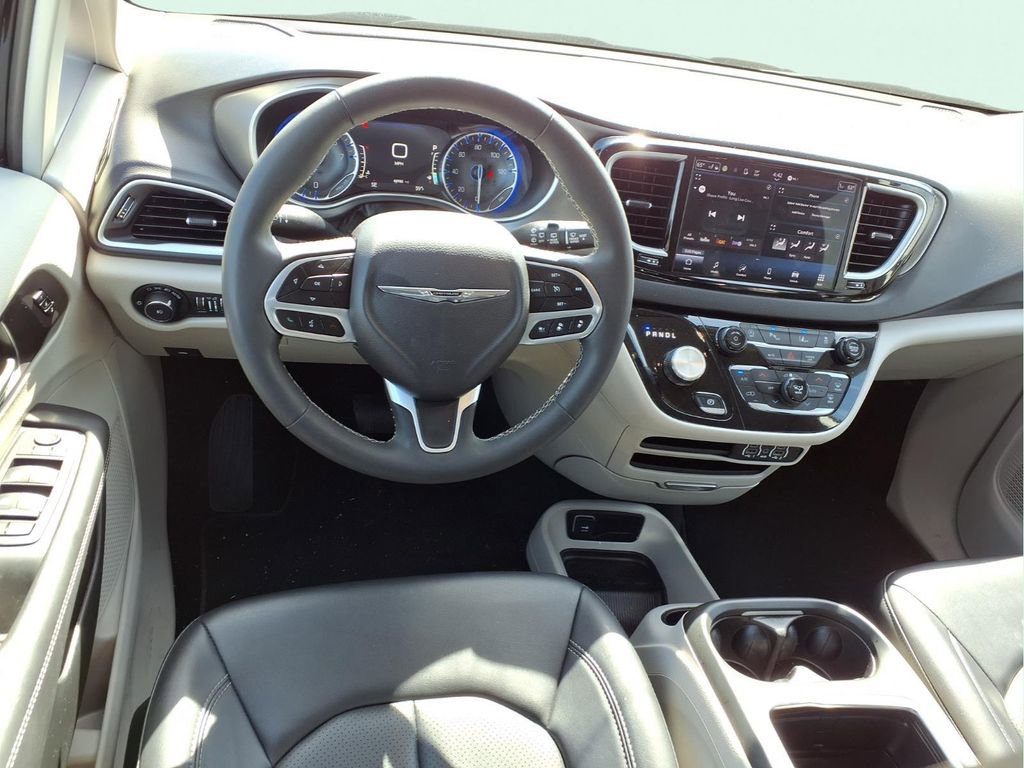 Used 2024 Chrysler Pacifica Touring-L FWD image 3