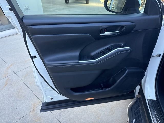 Used 2021 Toyota Highlander XLE AWD/4WD image 24
