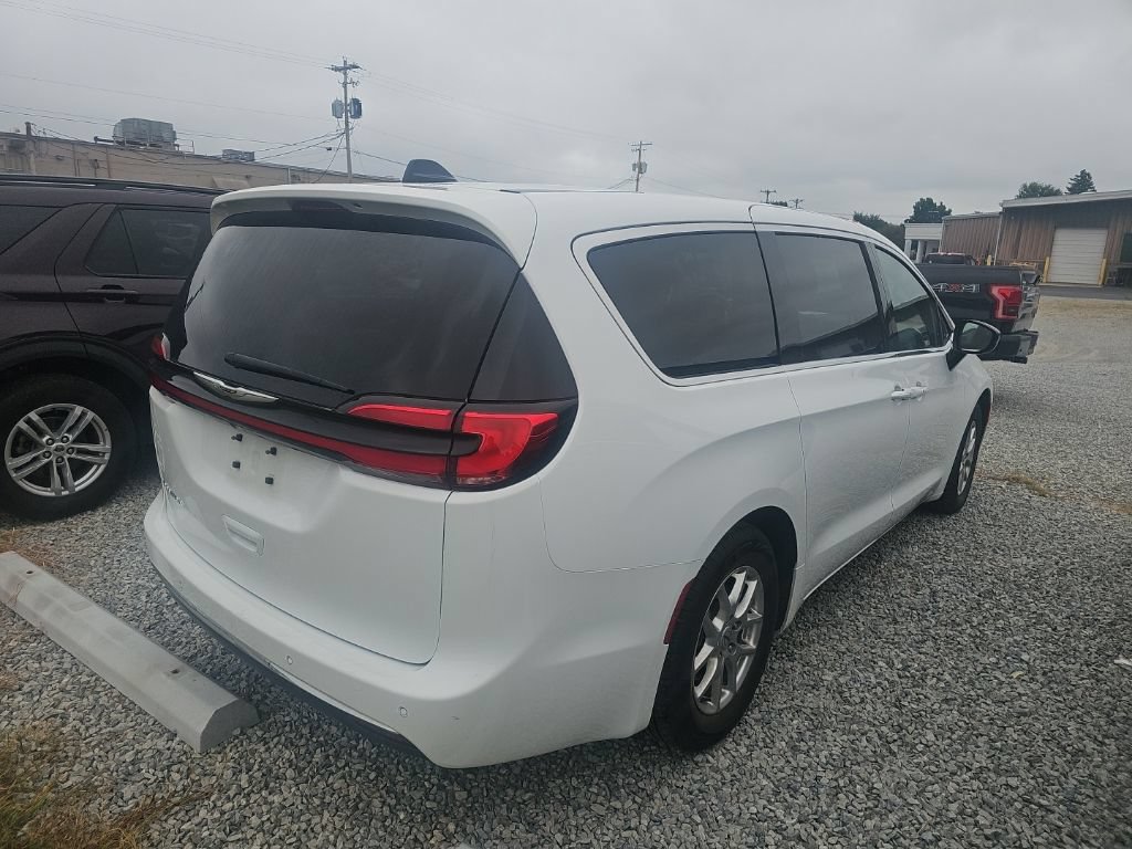 Used 2025 Chrysler Pacifica Select FWD image 8