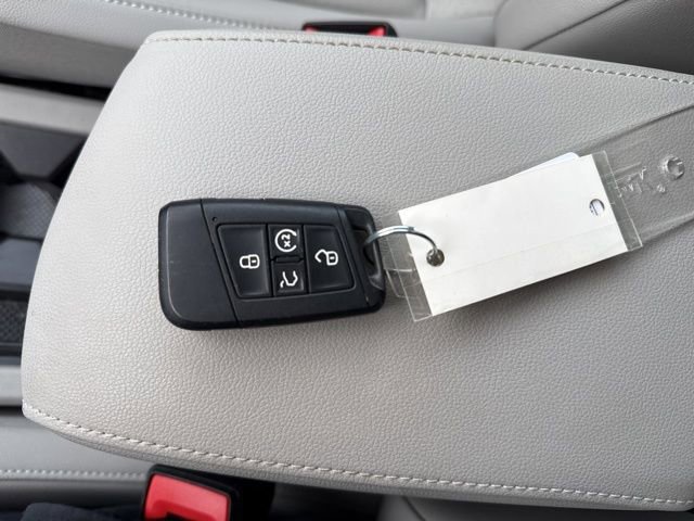 Used 2023 Volkswagen Tiguan SE w/ Panoramic Sunroof Package image 36