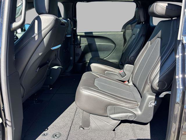 New 2026 Chrysler Pacifica Select image 7