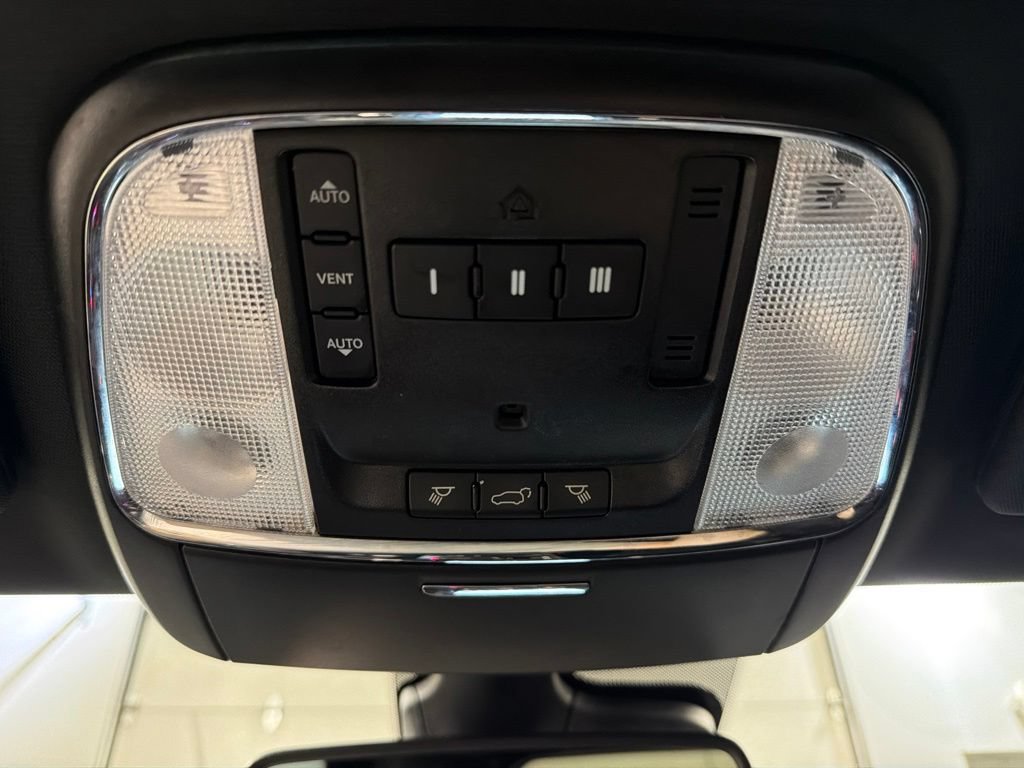 Used 2018 Dodge Durango R/T w/ Technology Group AWD/4WD image 23