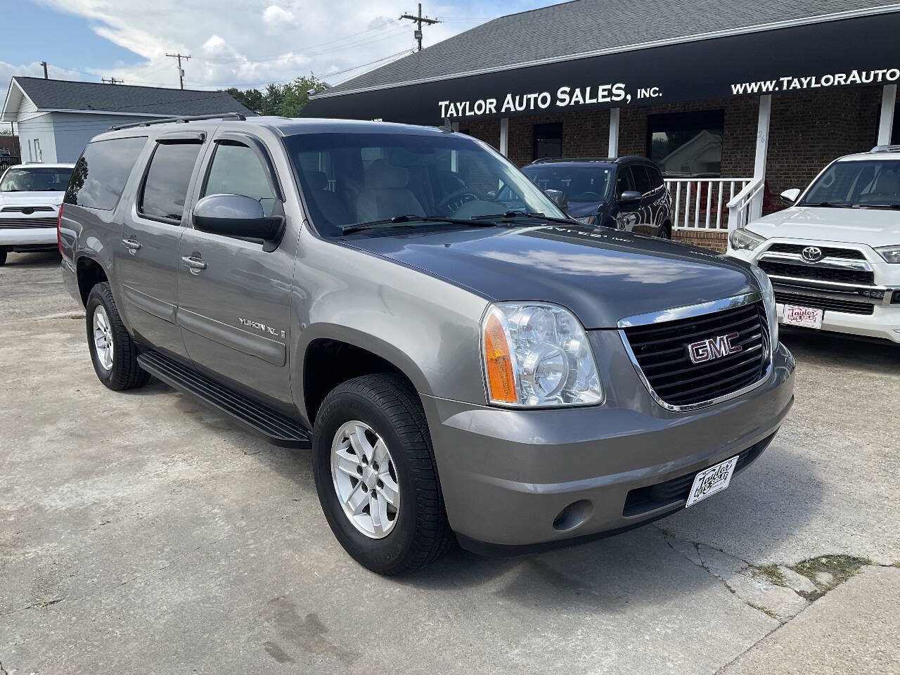 Used 2009 GMC Yukon XL SLE w/ Convenience Package RWD image 1