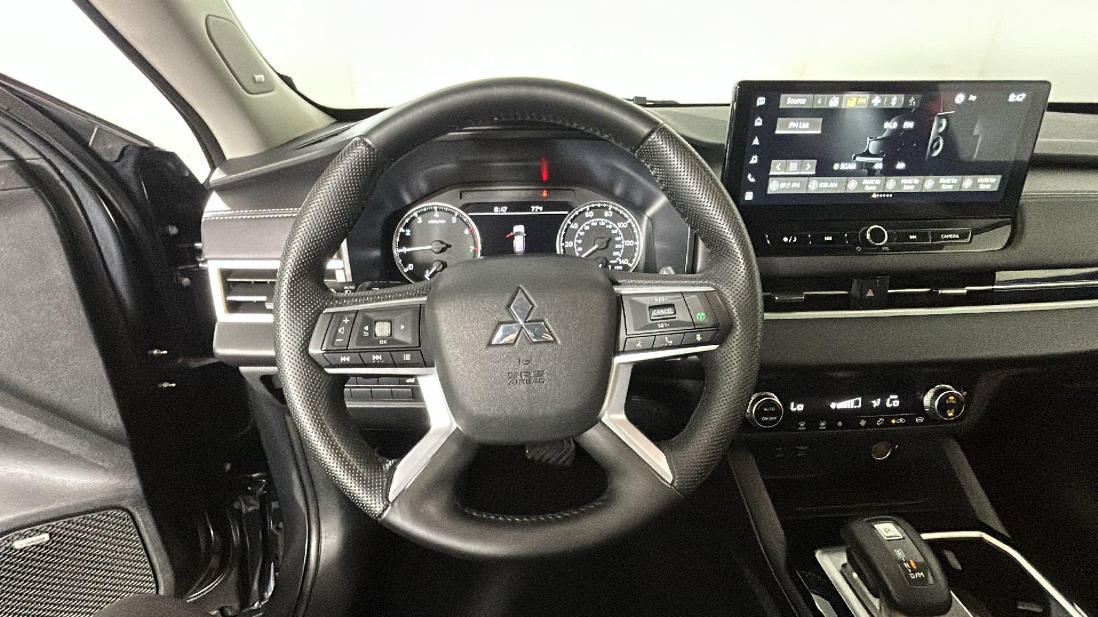 Used 2025 Mitsubishi Outlander SE AWD/4WD image 16