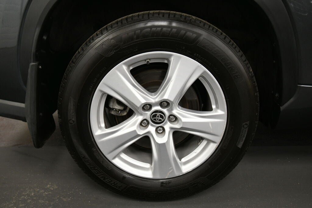 Used 2023 Toyota Highlander LE FWD image 33