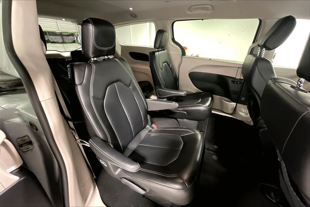 Used 2024 Chrysler Pacifica Touring-L FWD image 32
