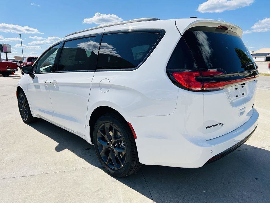 New 2026 Chrysler Pacifica Limited w/ Uconnect Theater Family Group image 47