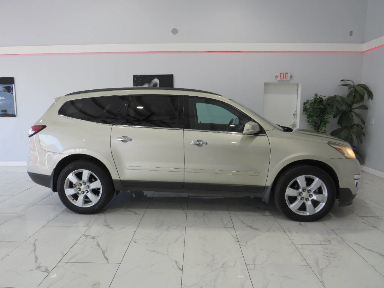 Used 2016 Chevrolet Traverse LT w/ Style and Technology Package image 3