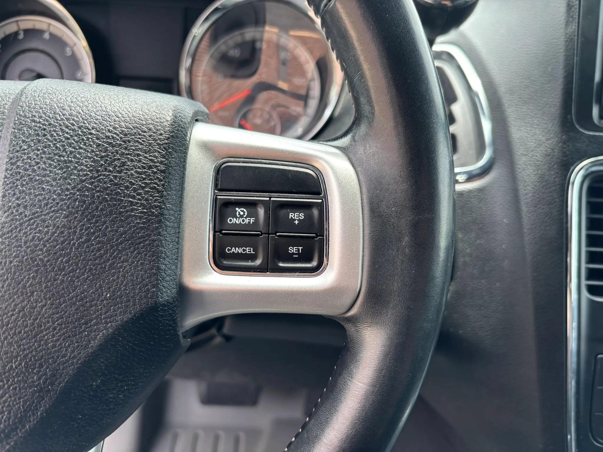 Used 2018 Dodge Grand Caravan SXT w/ Blacktop Package FWD image 12