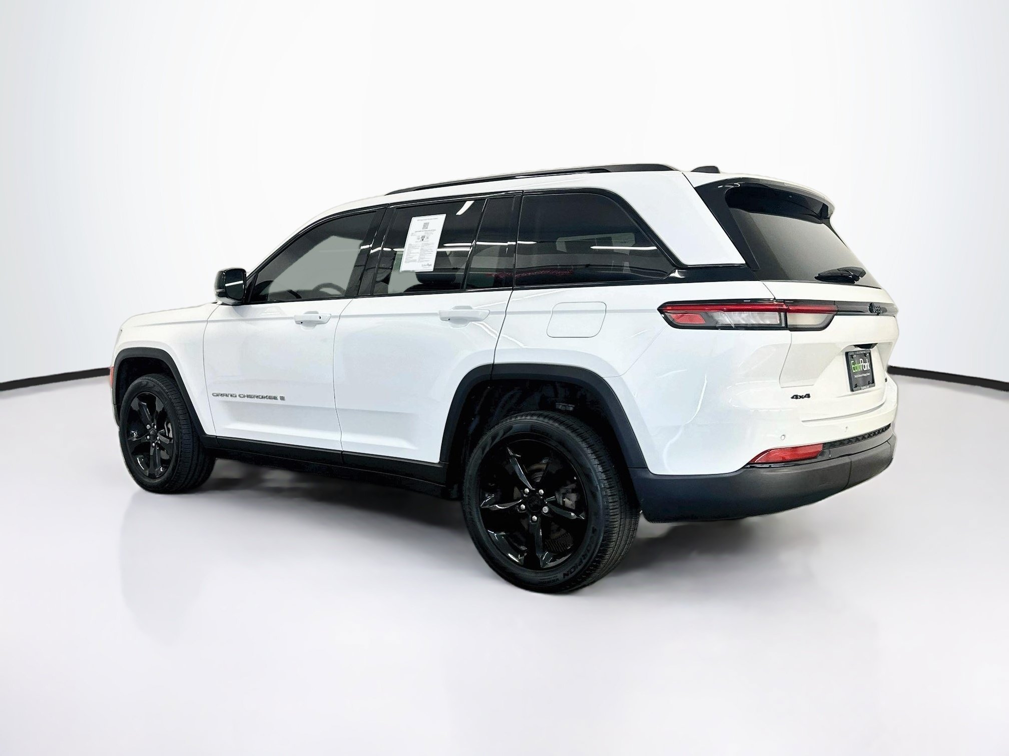 Used 2023 Jeep Grand Cherokee Limited w/ Black Appearance Package AWD/4WD image 5