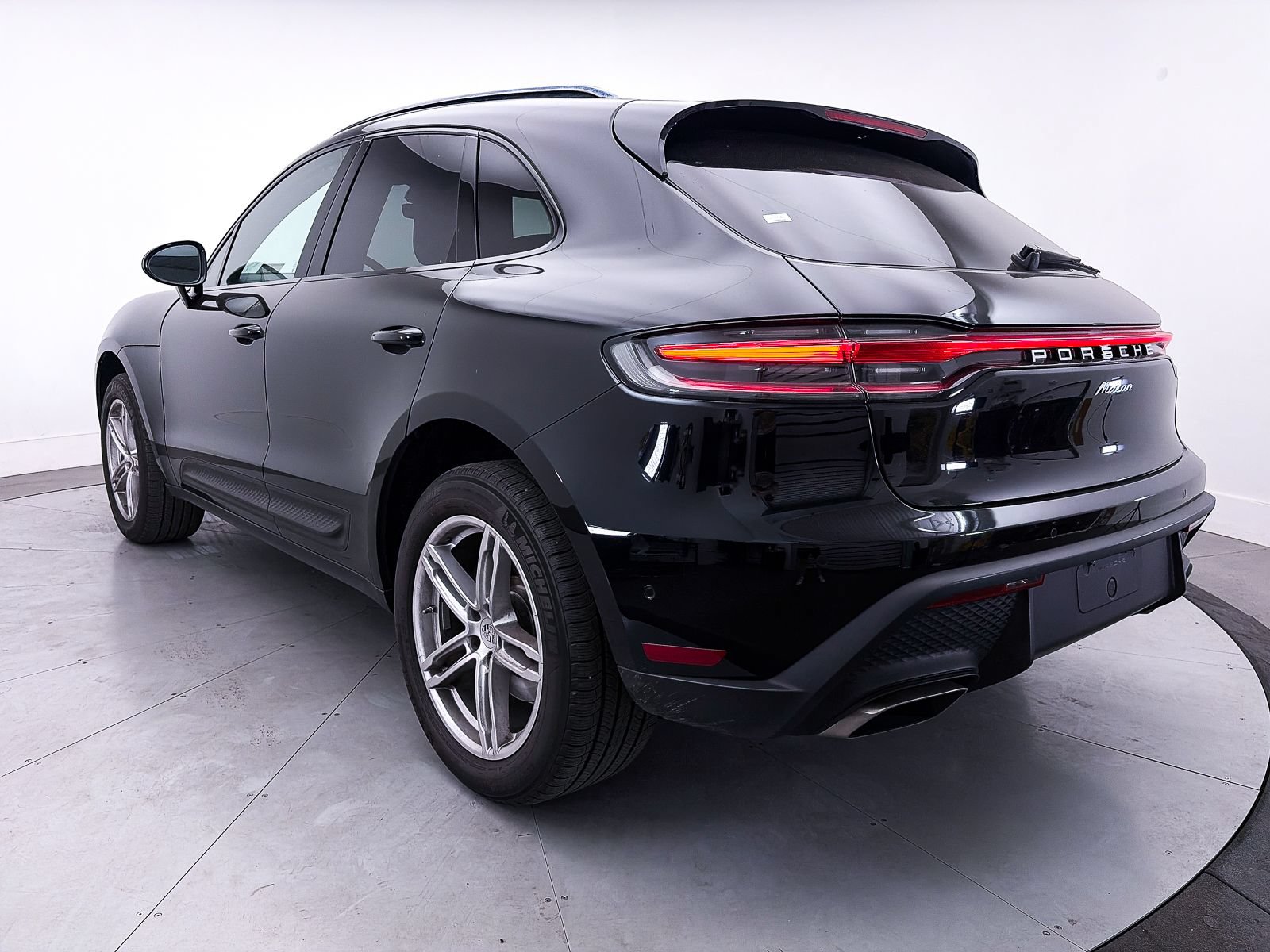 Used 2024 Porsche Macan w/ Premium Plus Package AWD/4WD image 16