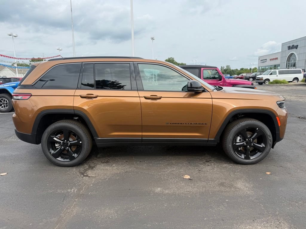 New 2026 Jeep Grand Cherokee Limited w/ Limited Altitude Package AWD/4WD image 2
