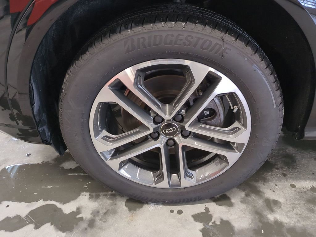 Used 2025 Audi Q5 Premium w/ Convenience Package image 9