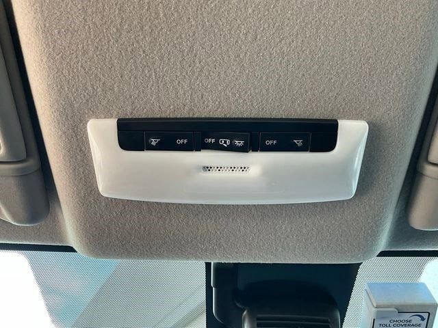 Used 2025 Nissan Versa SV FWD image 17