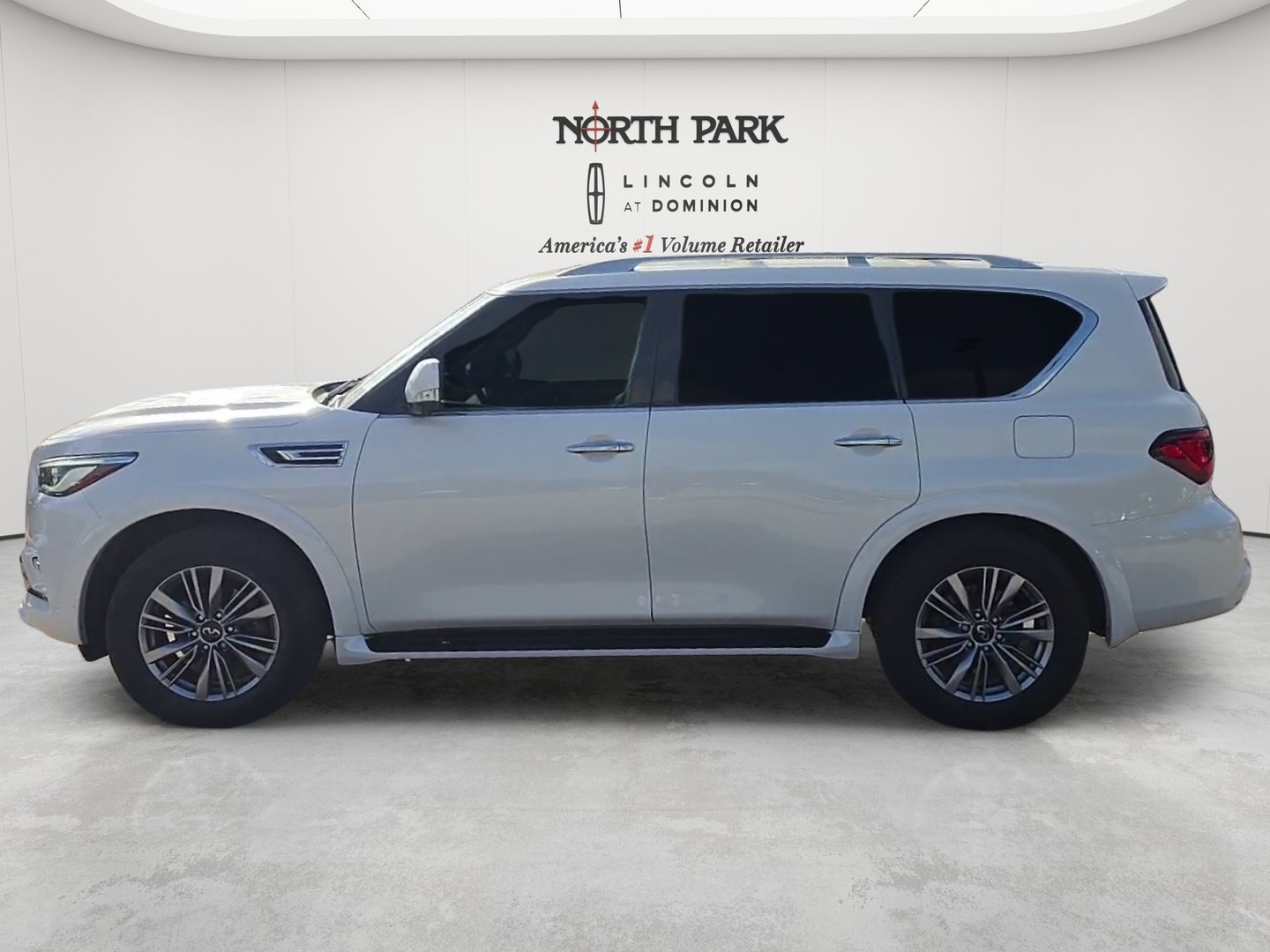 Used 2022 INFINITI QX80 Luxe w/ All-Season Package RWD image 3