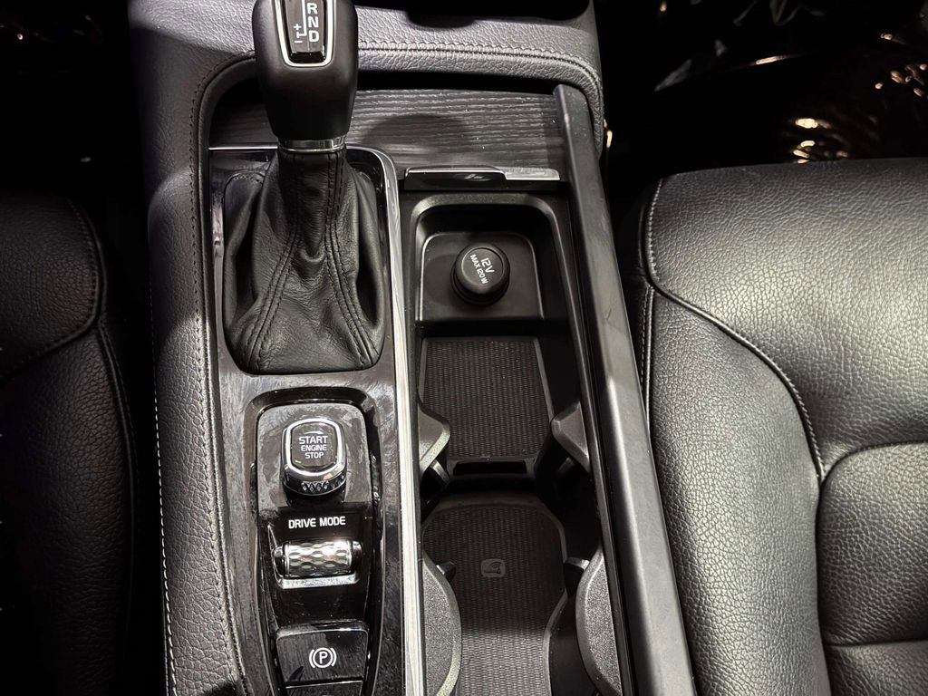 Used 2020 Volvo XC90 T6 Momentum w/ Protection Package image 11