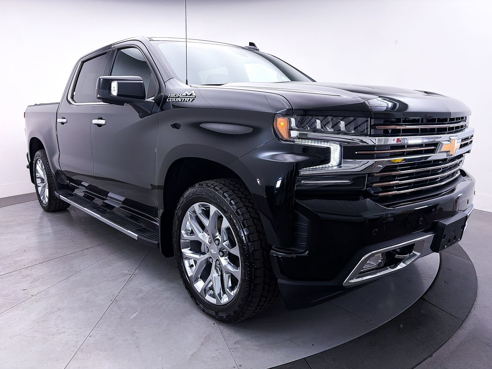 Used 2020 Chevrolet Silverado 1500 High Country w/ Technology Package AWD/4WD image 13