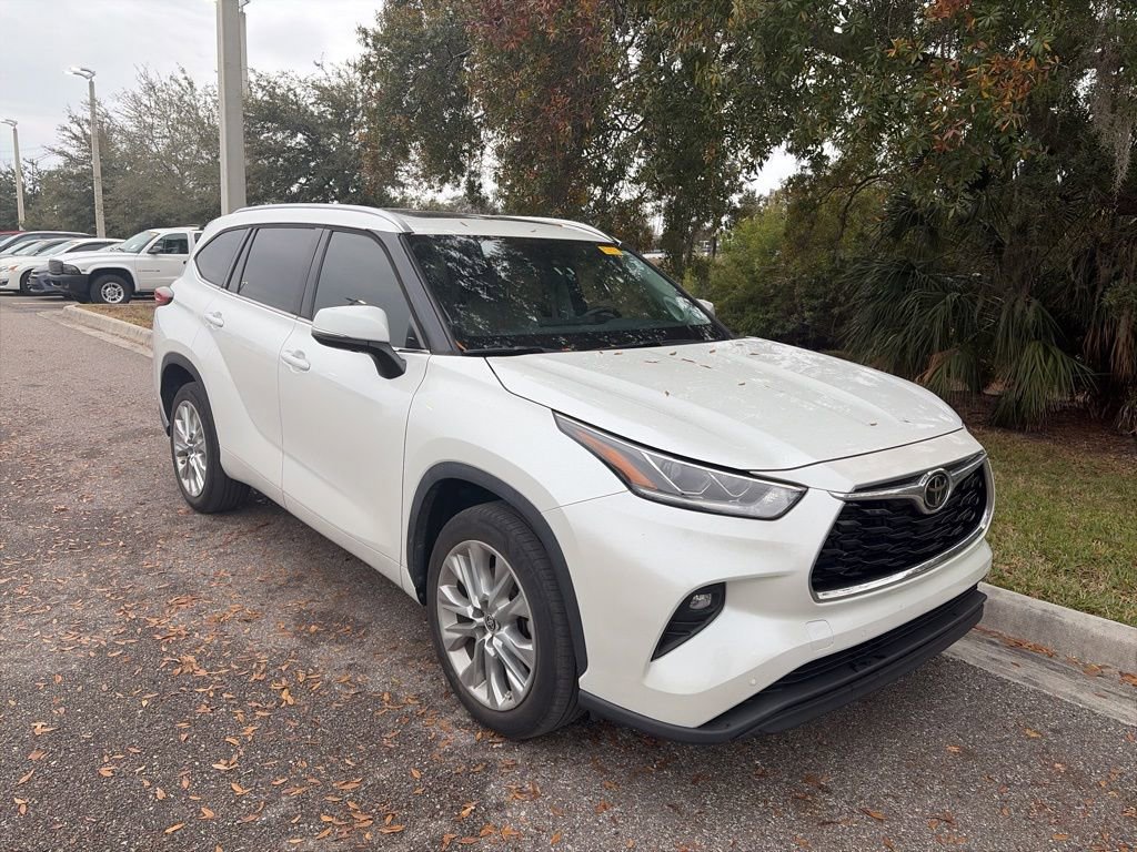 Used 2023 Toyota Highlander L image 4
