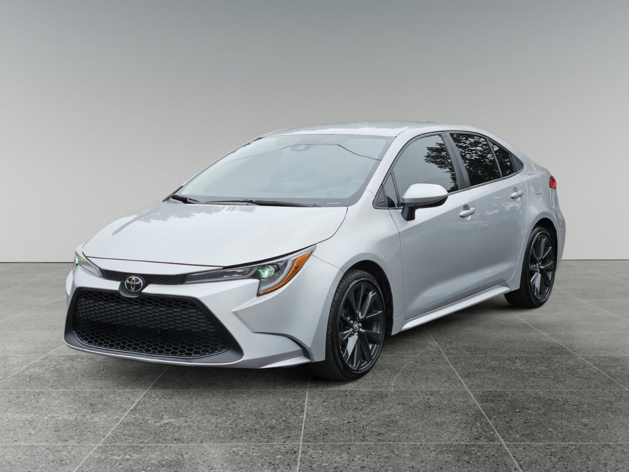 Used 2021 Toyota Corolla LE image 3