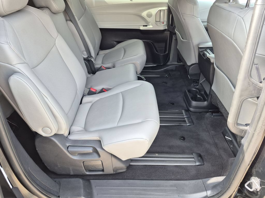 Used 2026 Toyota Sienna XLE FWD image 18