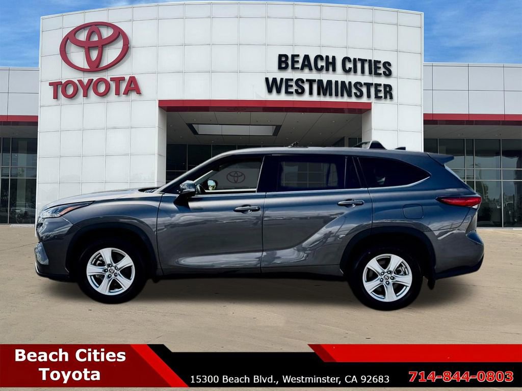 Used 2022 Toyota Highlander LE FWD image 7