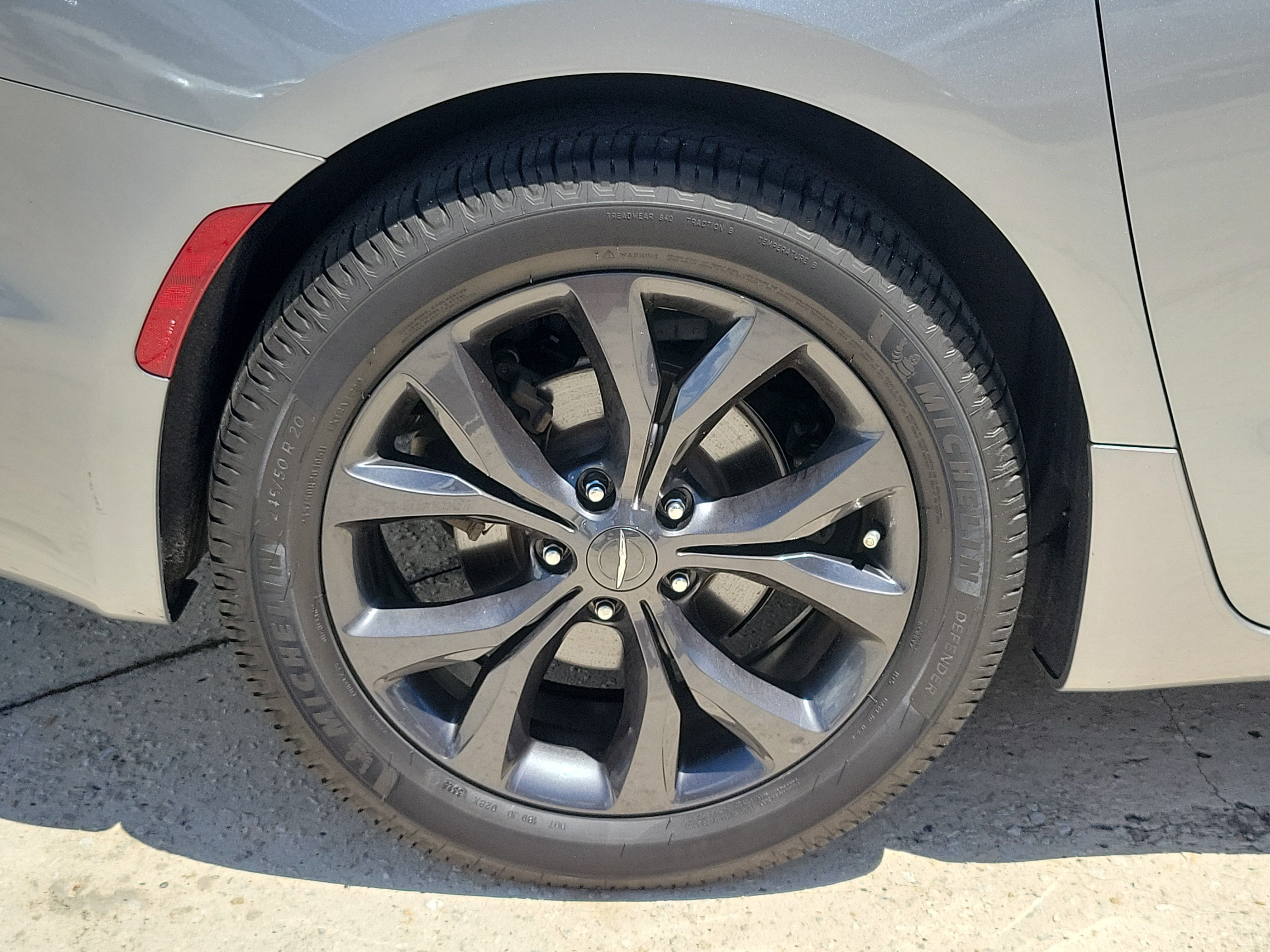 Used 2019 Chrysler Pacifica Touring-L Plus w/ Advanced Safetytec Group FWD image 5