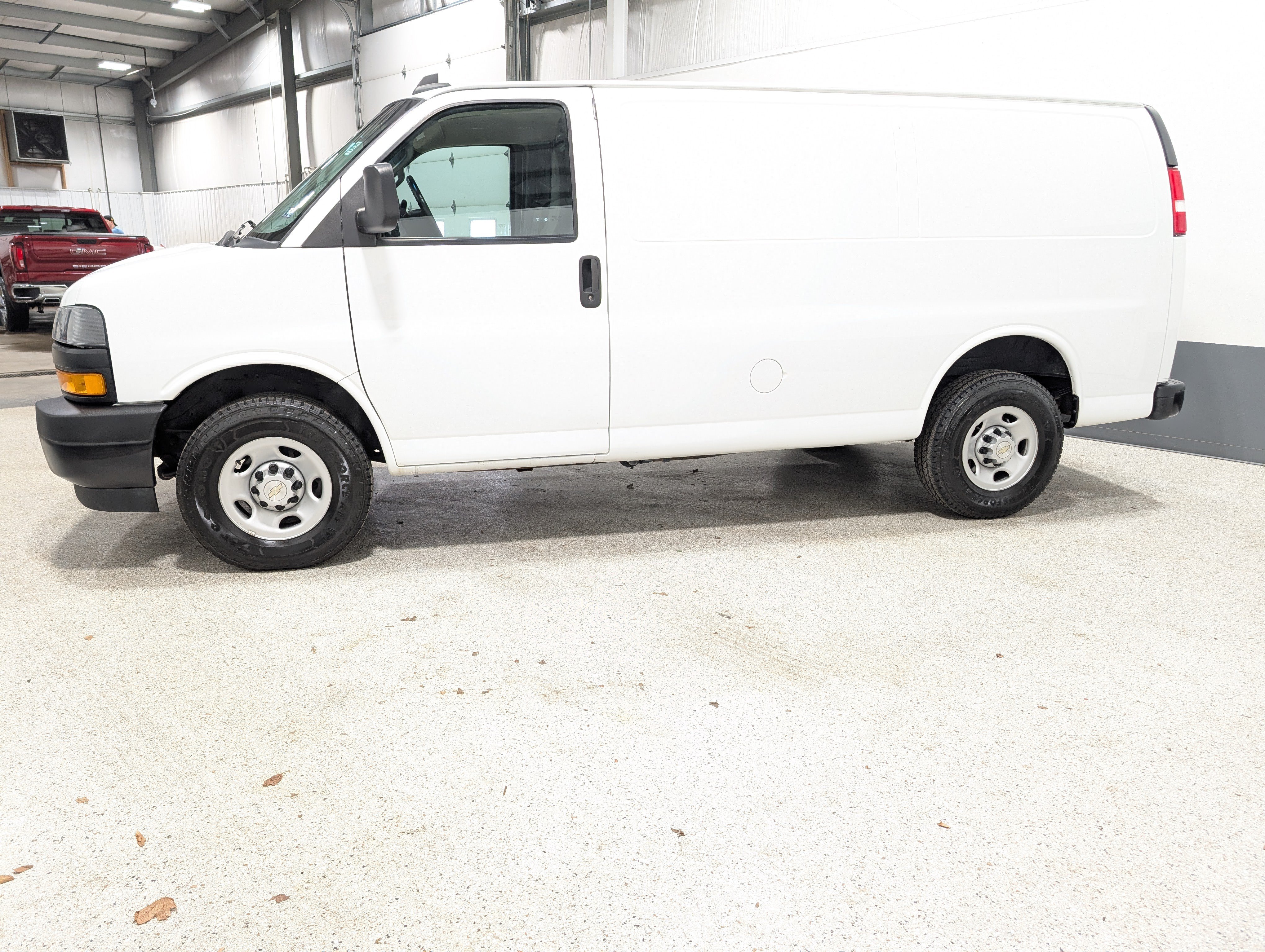 Used 2022 Chevrolet Express 3500 w/ Driver Convenience Package RWD image 5