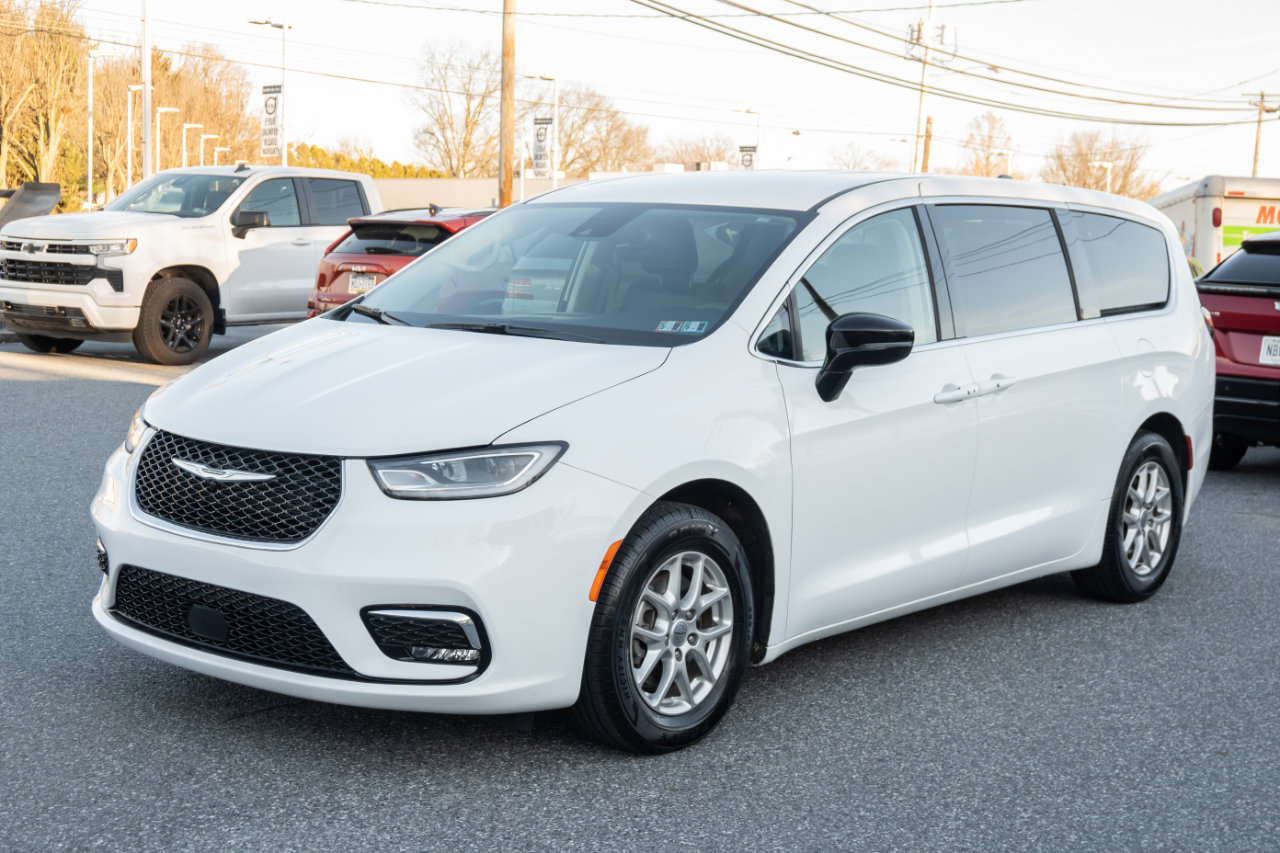 Used 2024 Chrysler Pacifica Touring-L image 6