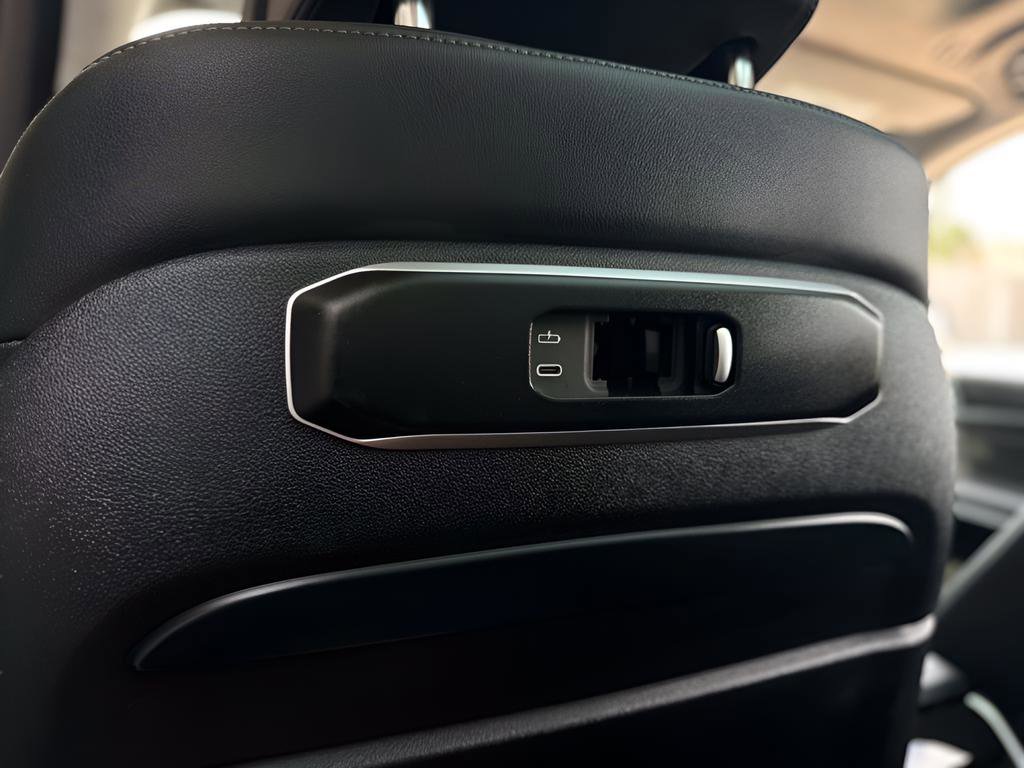 Used 2024 BMW X7 xDrive40i image 23