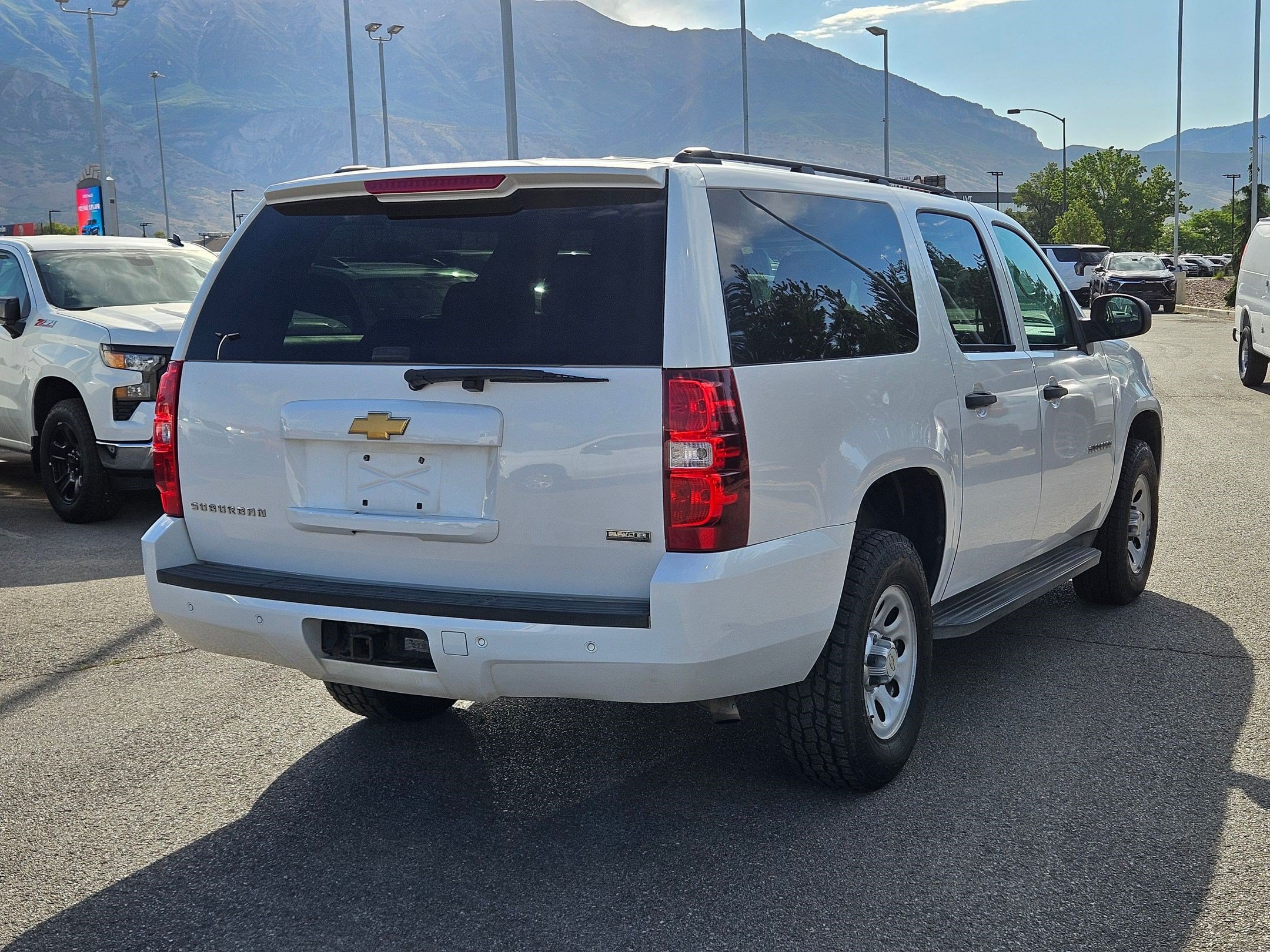 Used 2012 Chevrolet Suburban 4WD image 3