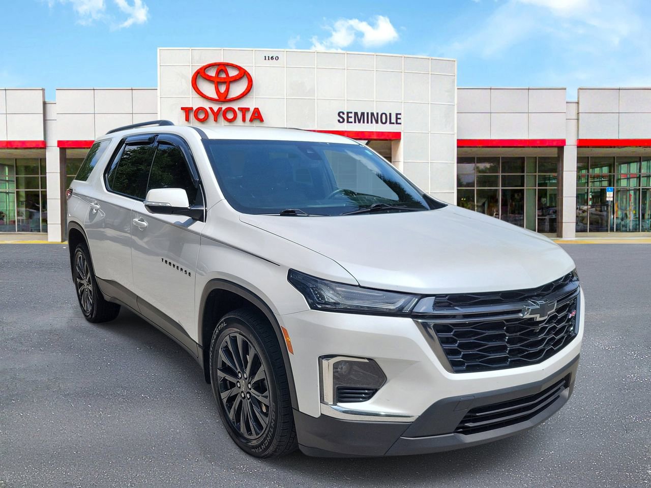 Used 2023 Chevrolet Traverse RS FWD image 2