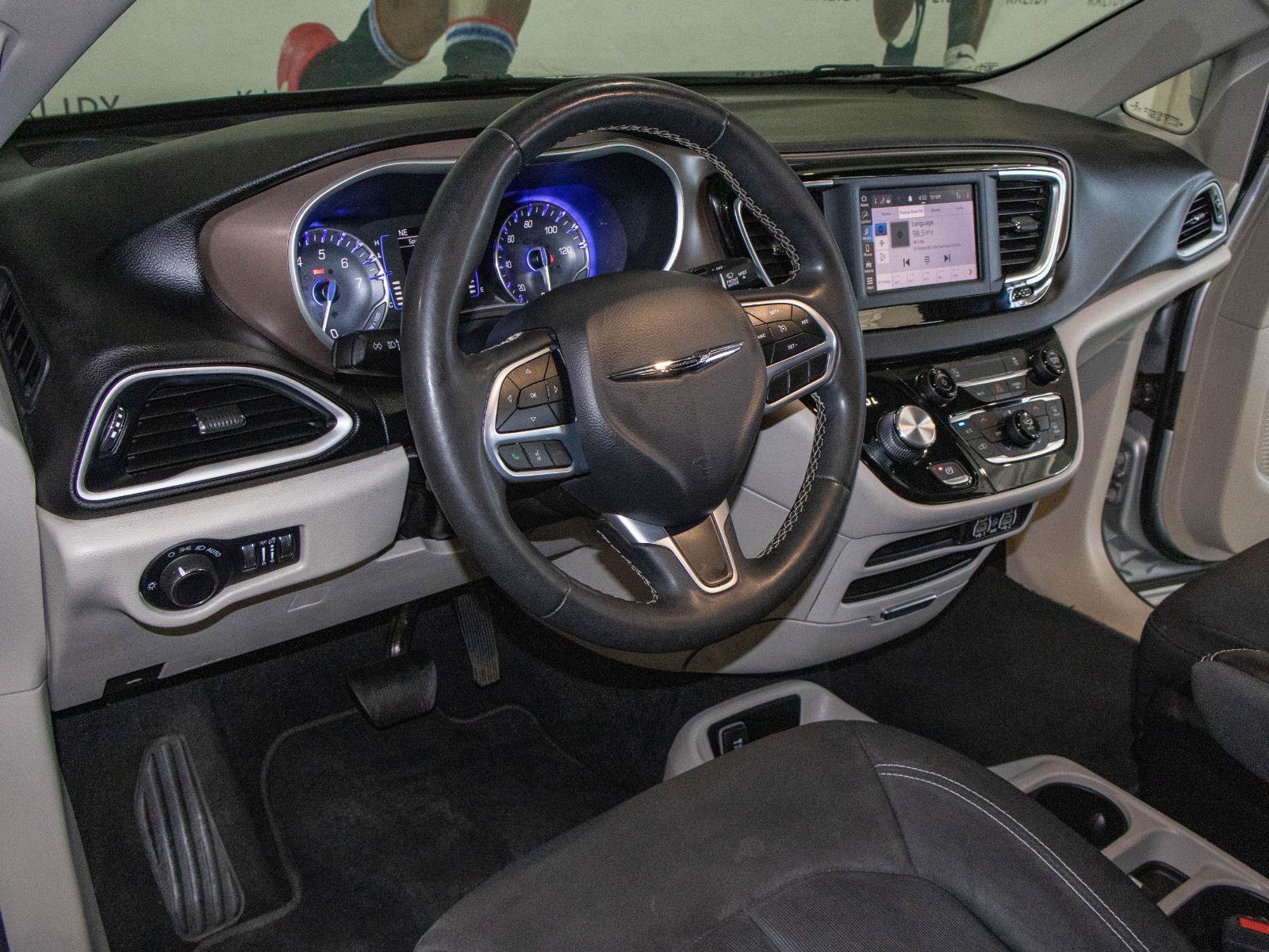 Used 2022 Chrysler Voyager LX FWD image 5