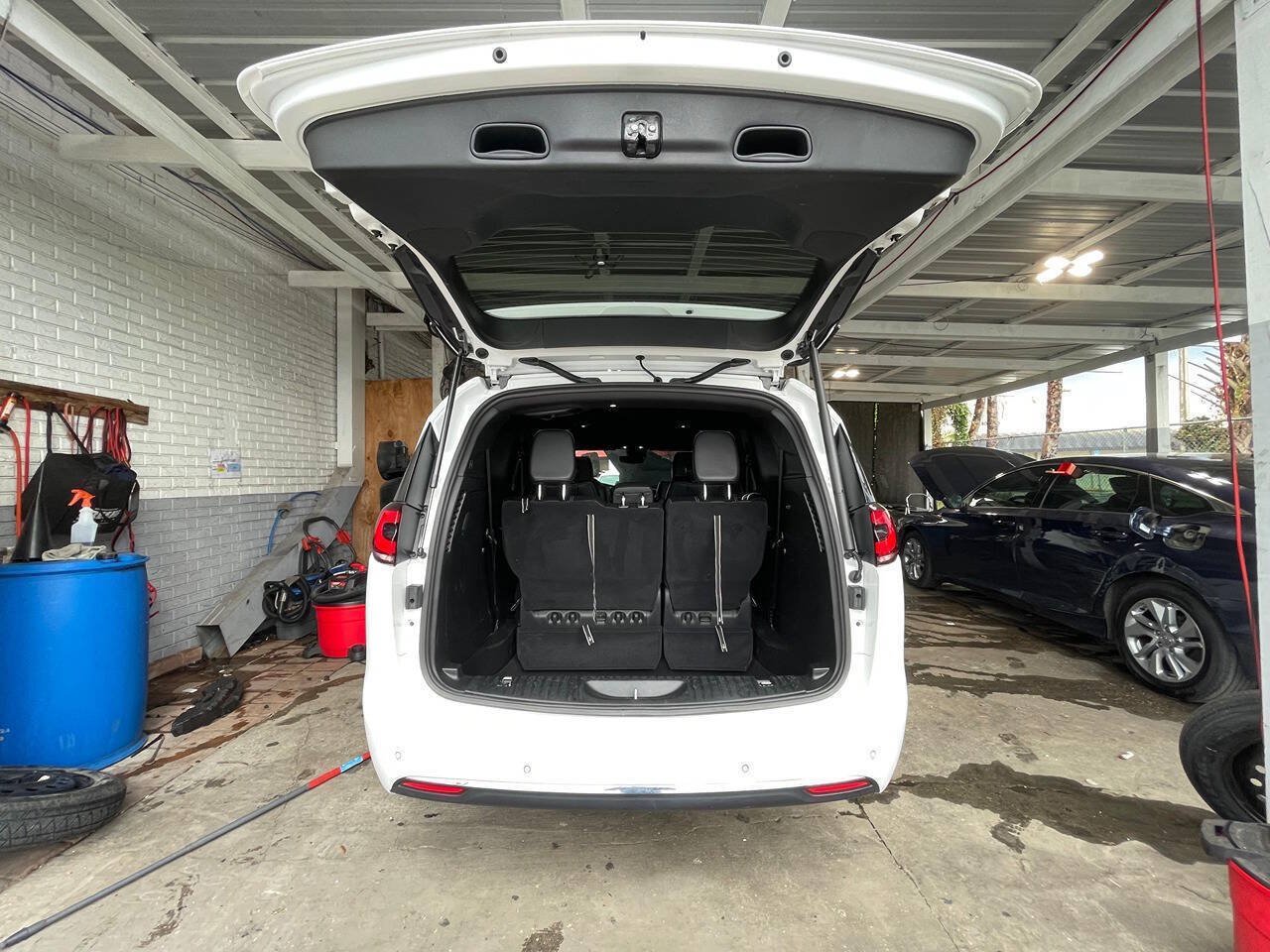 Used 2025 Chrysler Pacifica Select FWD image 15
