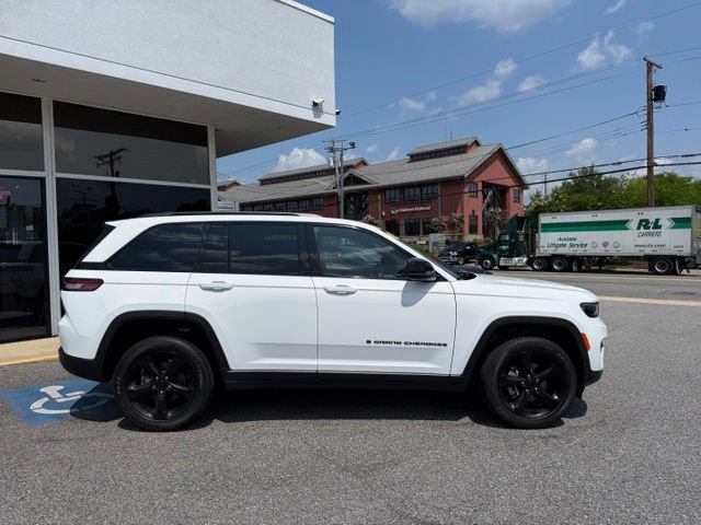 Used 2023 Jeep Grand Cherokee Altitude AWD/4WD image 4