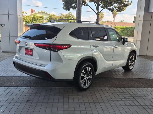 Used 2023 Toyota Highlander XLE AWD/4WD image 8