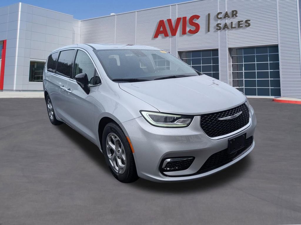 Used 2024 Chrysler Pacifica Limited image 3