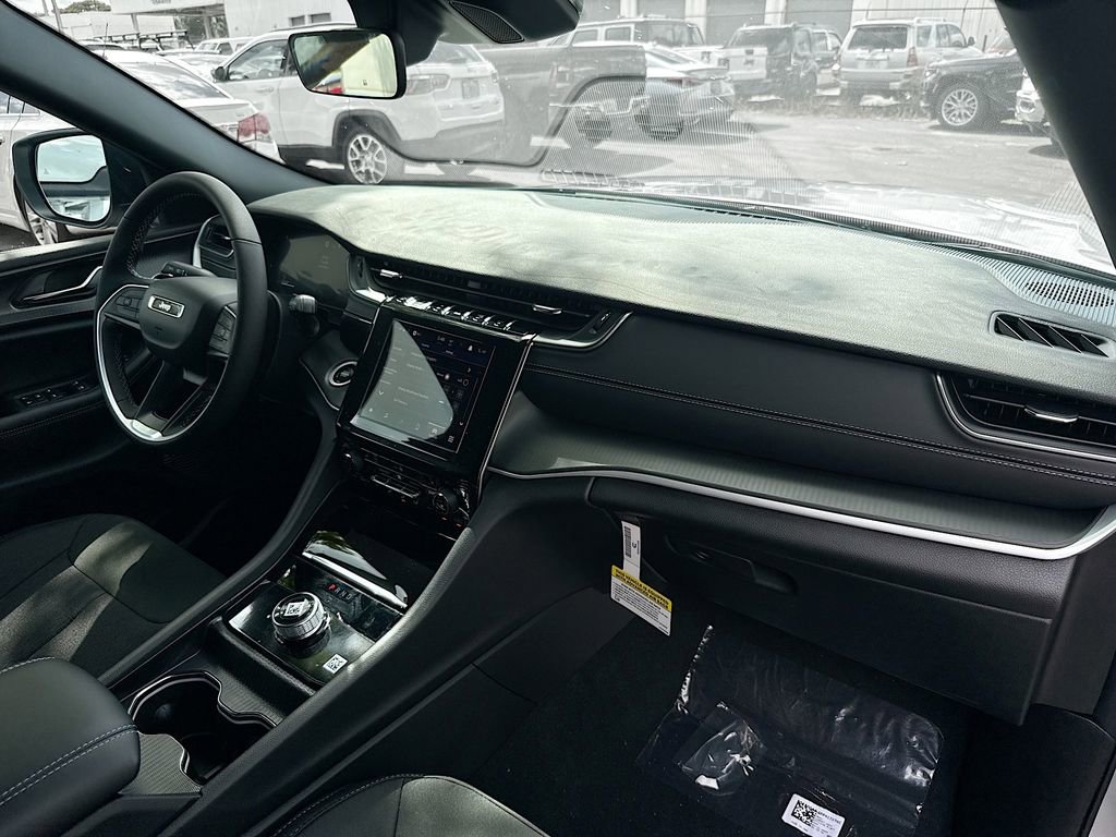 New 2025 Jeep Grand Cherokee Laredo w/ Luxury Tech Group I RWD image 30