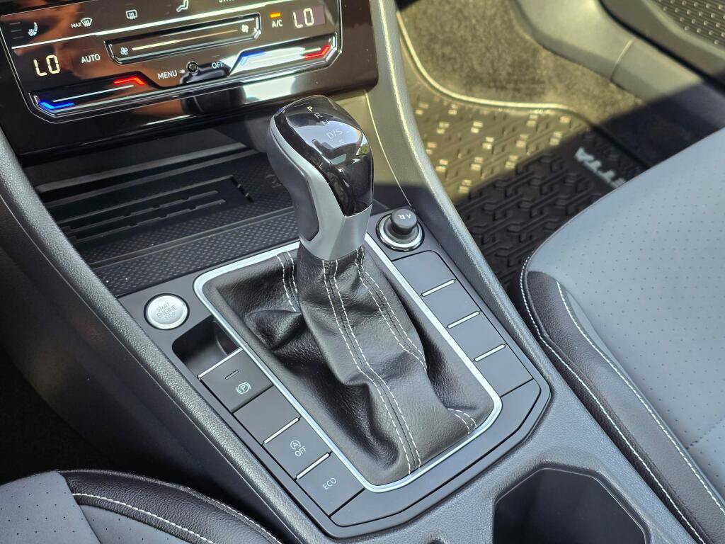 Certified 2025 Volkswagen Jetta SE FWD image 25