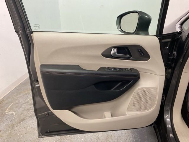 Used 2020 Chrysler Pacifica Touring-L FWD image 19