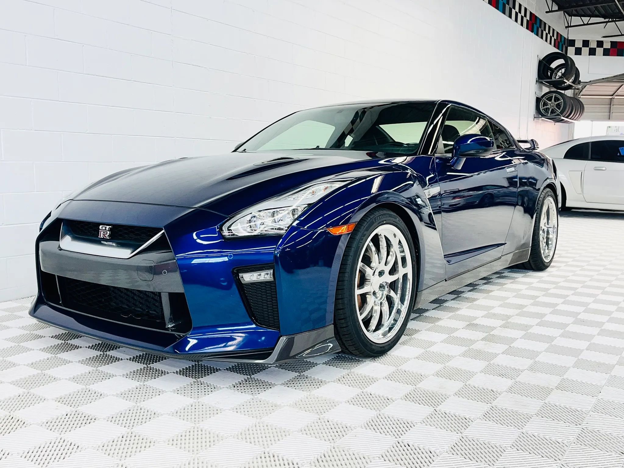 Used 2015 Nissan GT-R Premium image 3