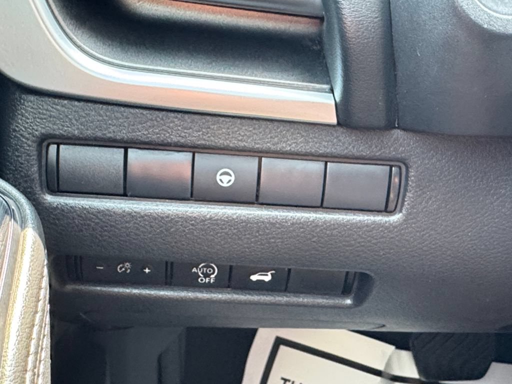 Used 2025 Nissan Rogue SV AWD/4WD image 14