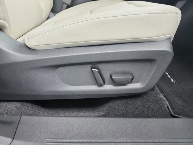 Used 2025 Nissan Murano SV image 36