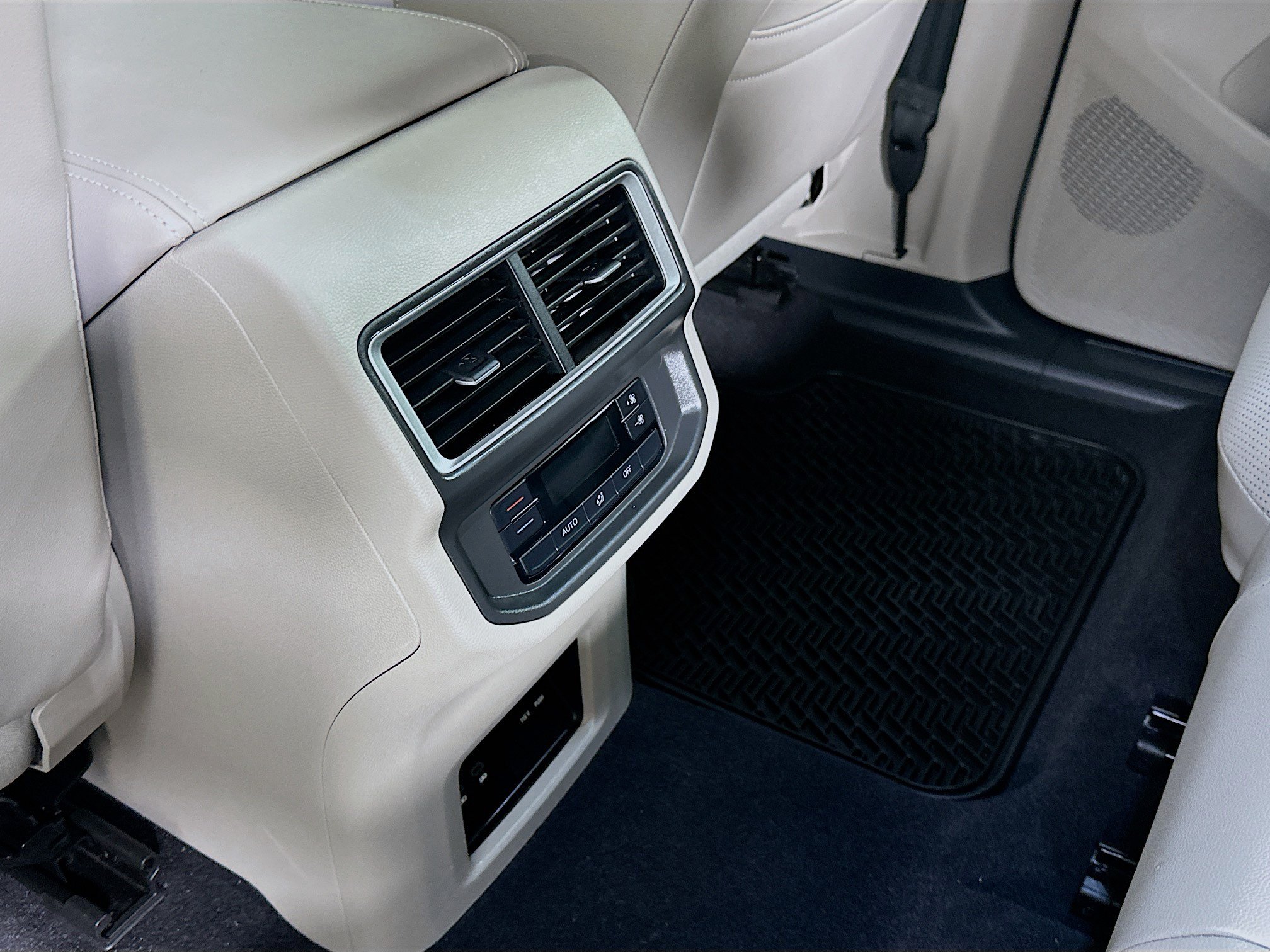 Used 2024 Volkswagen Atlas SE w/ Panoramic Sunroof Package FWD image 28