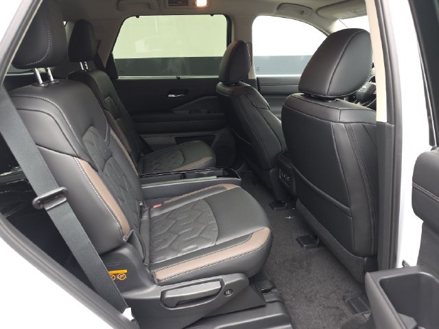 New 2026 Nissan Pathfinder Platinum w/ Accent Package FWD image 19