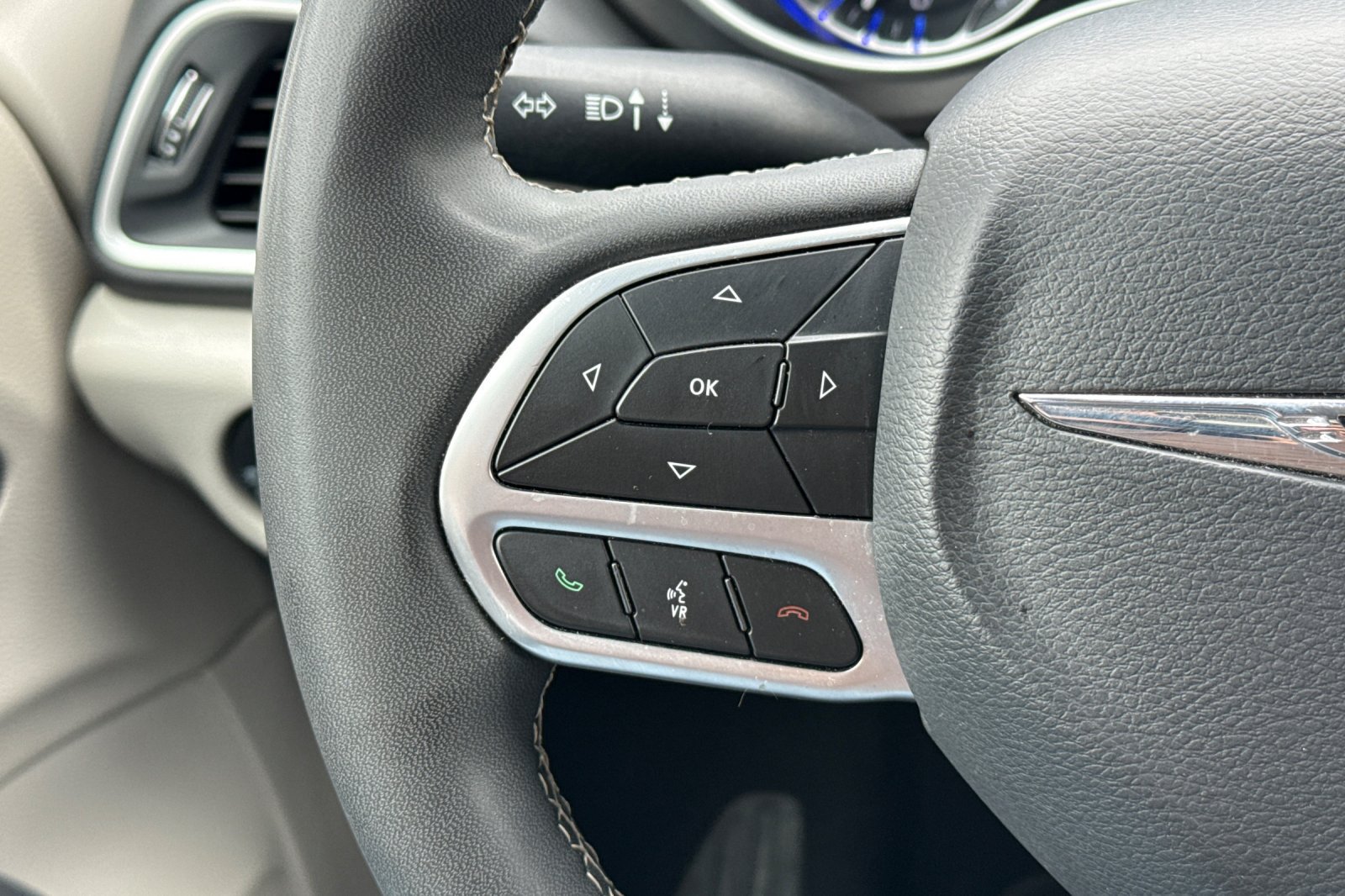 Used 2024 Chrysler Pacifica Touring-L FWD image 35